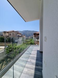 培拉特Vila Egeus的房屋的阳台享有风景。