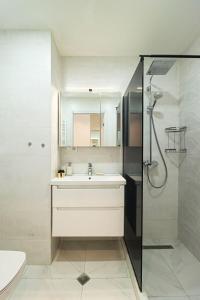 古多里Apartment Alpic 204- Near Ski Lift - By Wehost的一间带水槽和淋浴的浴室