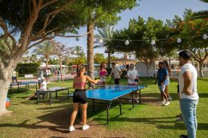 赫尔格达沙漠玫瑰度假村 的一群人在公园里打乒乓球