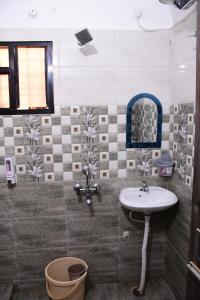 德奥加尔Rivasa homes的一间带水槽和镜子的浴室