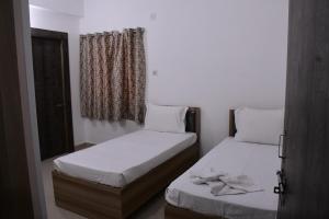德奥加尔Rivasa homes的一间卧室设有两张床和窗户。