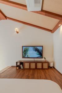 济州市Le Village Aewol G的客厅设有壁挂式平面电视。