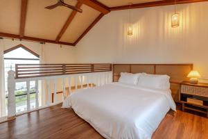 济州市Le Village Aewol G的卧室设有一张白色大床和一扇窗户。