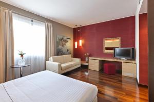 因韦里戈因韦里戈酒店的酒店客房配有一张床和一张书桌及一台电视