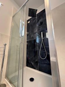 特罗佩阿Il Narciso Residence的浴室里设有玻璃门淋浴