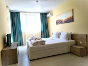 普里莫尔斯科Apartments Stamopolu Lux with pool view的一间卧室设有一张大床和窗户