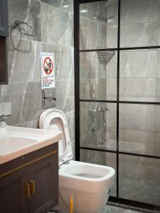瓦迪拉姆RUM NEPTUNE lUXURY CAMP的浴室配有白色卫生间和盥洗盆。
