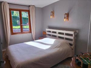 PuilaurensLa planque的卧室配有白色的床和窗户。