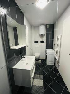 察津Full of Feelings的浴室配有白色水槽和卫生间。