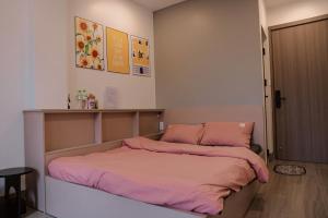 海防Halidao Homestay的一间卧室配有一张粉红色床单。