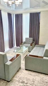 塔什干Residential Complex «Yunusabad - Khon Saroy»的客厅配有两张床、一张沙发和一张桌子