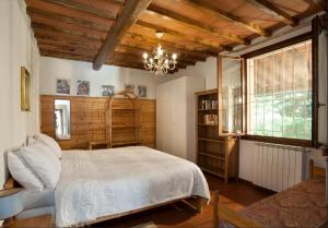 基安蒂格雷夫玻娜赛拉农庄别墅酒店的一间卧室配有一张床和一个吊灯