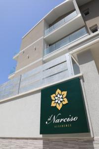 特罗佩阿Il Narciso Residence的建筑物一侧的标志