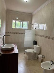 璜多里奥Luxury Village at Juan Dolio.的一间带卫生间和水槽的浴室