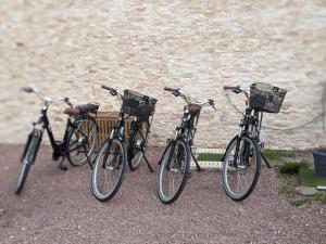 圣阿韦尔坦Gîte le Saint-Honoré的停在大楼旁边的三辆自行车