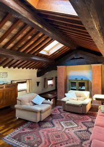 巴萨诺－德尔格拉帕Residenza Angela的客厅配有两张沙发和地毯。