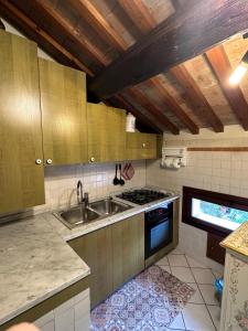 巴萨诺－德尔格拉帕Residenza Angela的厨房配有水槽和炉灶