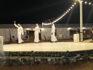 MarghamMargham Desert Safari Camp的表演舞台的一群人