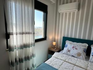 尤塔哈White Star Apartments的一间小卧室,配有床和窗户