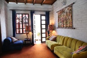 基多Boutique Hotel Antinea的客厅配有沙发和墙上的绘画