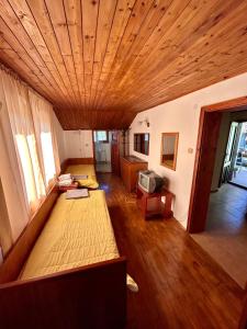 里巴里卡Luylyana Guesthouse的客厅设有木制天花板和沙发。