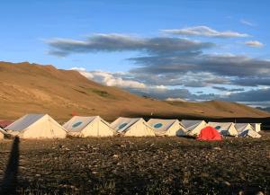锡卡都Mantri Bai Camping Site Deosai的山地里一群帐篷