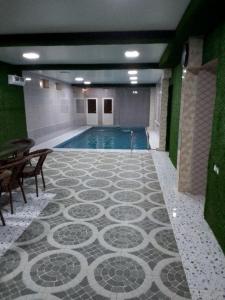 希瓦Al-Qal`a的一座带瓷砖地板的建筑中的游泳池