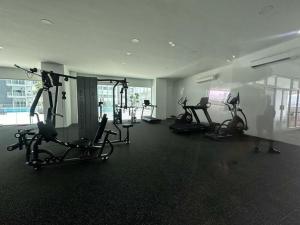 吉隆坡Razak City Centre KL SkyView 45th的健身房,室内配有几辆健身自行车