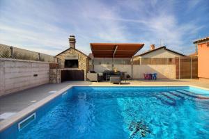 罗波里卡Ferienhaus mit Privatpool für 5 Personen ca 80 qm in Loborika, Istrien Südküste von Istrien的一座房子后院的游泳池
