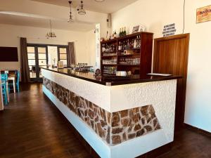 克赛拉迪Ubytování Ostende - penzion的一间酒吧,在一间房间里设有石台