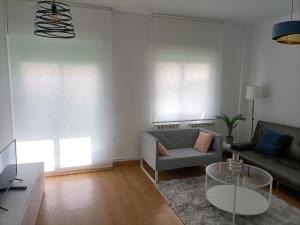 洛格罗尼奥Céntrico apartamento reformado de dos habitaciones的客厅配有沙发和桌子