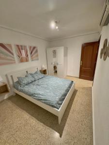 塞维利亚Apartamento en Sevilla的一间卧室配有一张带蓝色床单的大床