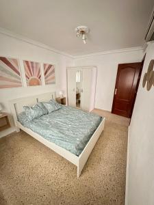 塞维利亚Apartamento en Sevilla的一间卧室配有一张带蓝色棉被的床