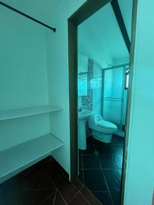 莱瓦镇VILLA LEWANA 2的一间带卫生间、水槽和镜子的浴室