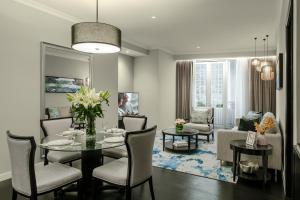 吉隆坡雅诗阁住宅酒店的用餐室以及带桌椅的起居室。