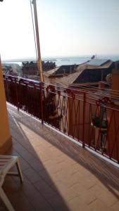 热那亚Terrazza sul mare citra 1666的阳台设有红色栏杆,享有海景。