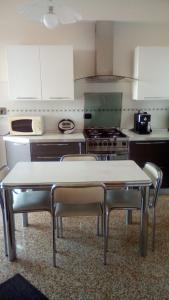热那亚Terrazza sul mare citra 1666的厨房配有桌椅