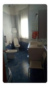 热那亚Terrazza sul mare citra 1666的浴室配有盥洗盆、卫生间和盥洗盆。
