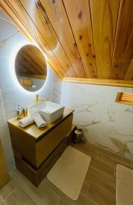 萨拉济Au sommet des Salazes的一间带水槽和木制天花板的浴室