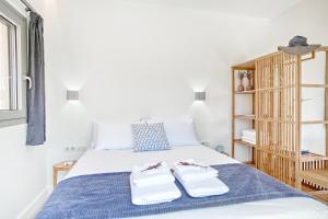 AspiotádesKumquart estate- Mandarin的一间卧室配有一张床,上面有两条毛巾