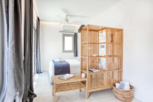 AspiotádesKumquart estate- Mandarin的一间设有床铺和木制书架的房间