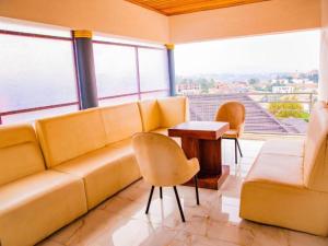 基加利KEZA Home的客厅配有沙发、椅子和桌子