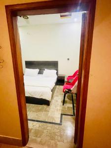 卡拉奇Hotel Highway Link的卧室配有一张床和镜子,