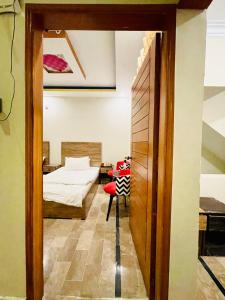 卡拉奇Hotel Highway Link的一间带一张床的房间和一间带桌子的卧室