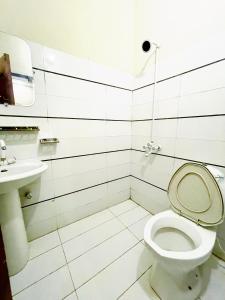 卡拉奇Hotel Highway Link的一间带卫生间和水槽的浴室