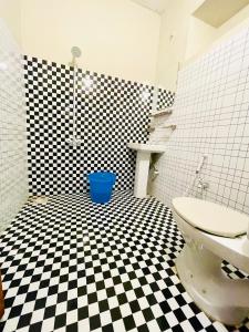 卡拉奇Hotel Highway Link的浴室铺有黑白格子地板。