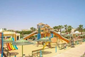 赫尔格达ميراج باي (شاليه)的公园内一个带水滑梯的游乐场