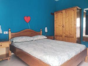 圣玛丽亚Ca' Francisca的卧室配有一张壁挂着心球的床