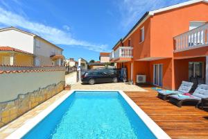 巴尔巴里加Ferienhaus mit Privatpool für 6 Personen ca 80 qm in Barbariga, Istrien Istrische Riviera的别墅前设有游泳池