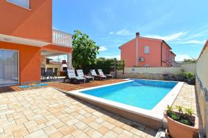 巴尔巴里加Ferienhaus mit Privatpool für 6 Personen ca 80 qm in Barbariga, Istrien Istrische Riviera的一座房子后院的游泳池